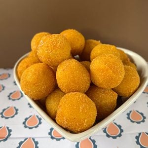 salgados_doces_brasileiros_formatos-_bolinha-de-queijo.jpg