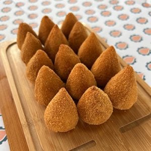 salgados_doces_brasileiros_formatos-_coxinha.jpg